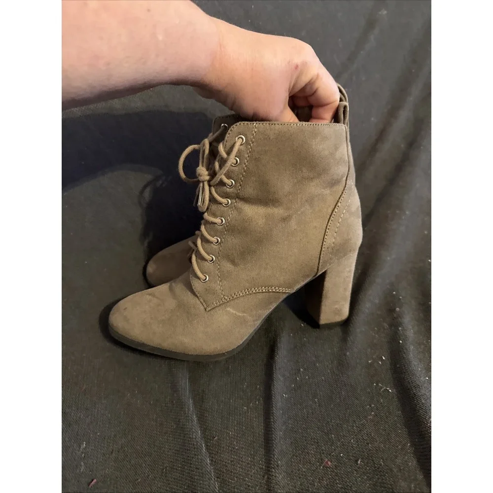 Women's Lace Up Block Heel Bootie Boots Taupe Size 7.5 - Picture 3 of 6